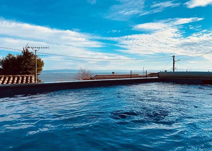 Petite Maison Avec Acces Piscine Et Jacuzzi Chauffee